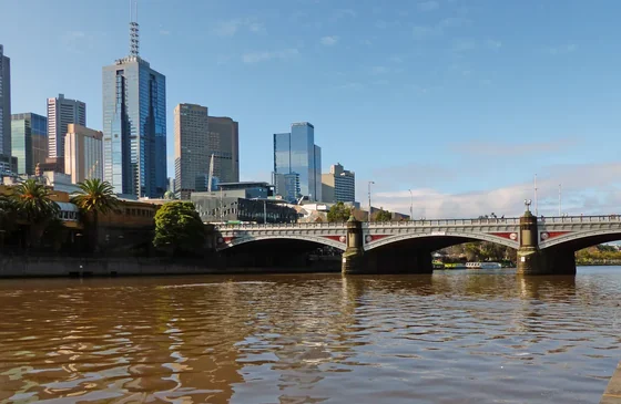 Princes Bridge over the Yarra River with the Melbourne city skyline on a clear afternoon